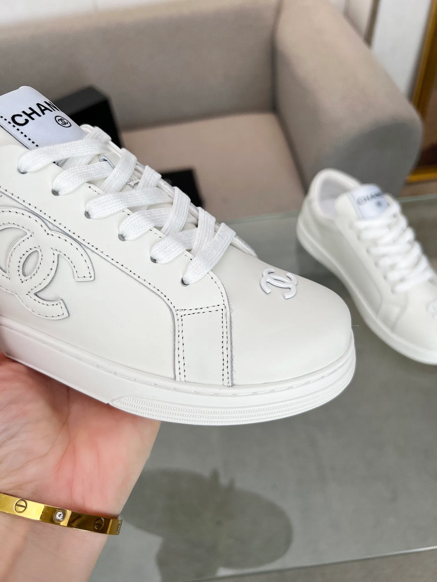 👟👟Ex-factory price 520👟👟Chanel Chanel 24SF latest model full leather panda color white shoes casual sports shoes skateboard shoes original purchase and development production Xiaoxiang C Home Another super popular item in the counter, loved by Internet celebrity bloggers and sisters, and various praises on social platforms. It is very popular, has a high texture, is breathable and super spring and summer. Seeing this issue always arouses the inner desire of girls for fashion. The latest suede material, classic black and white color, full of fashionable feeling on the feet, easy to care for. Fabric: Original customized imported cowhide material. Lining: Customized soft sheepskin lining. Sole: Original molded TPU non-slip outsole. Bottom thickness: 2.5CM. Size: Women's size 35-40 (custom-made sizes 40 are non-refundable)